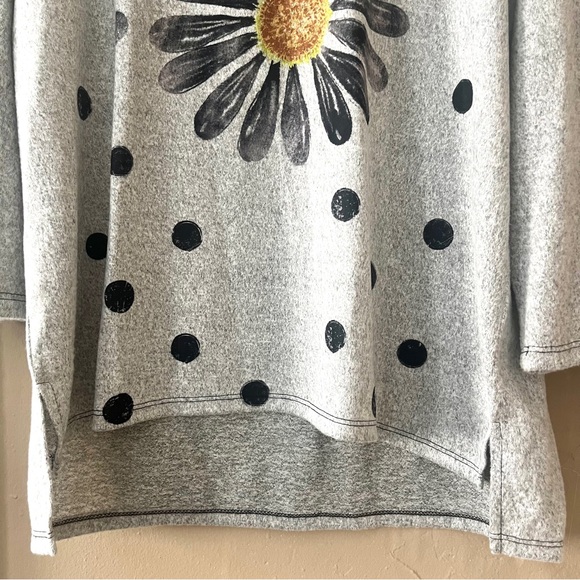 🏷️ talk of the walk • gray knit flower tunic with side slits & flower - Picture 5 of 12